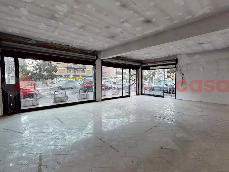 Immagine 3 di Negozio in vendita  in Via della Casetta Mattei a Roma