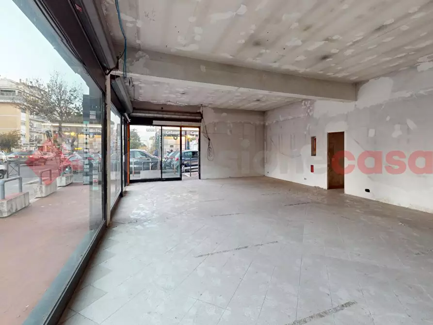 Immagine 13 di Negozio in vendita  in Via della Casetta Mattei a Roma