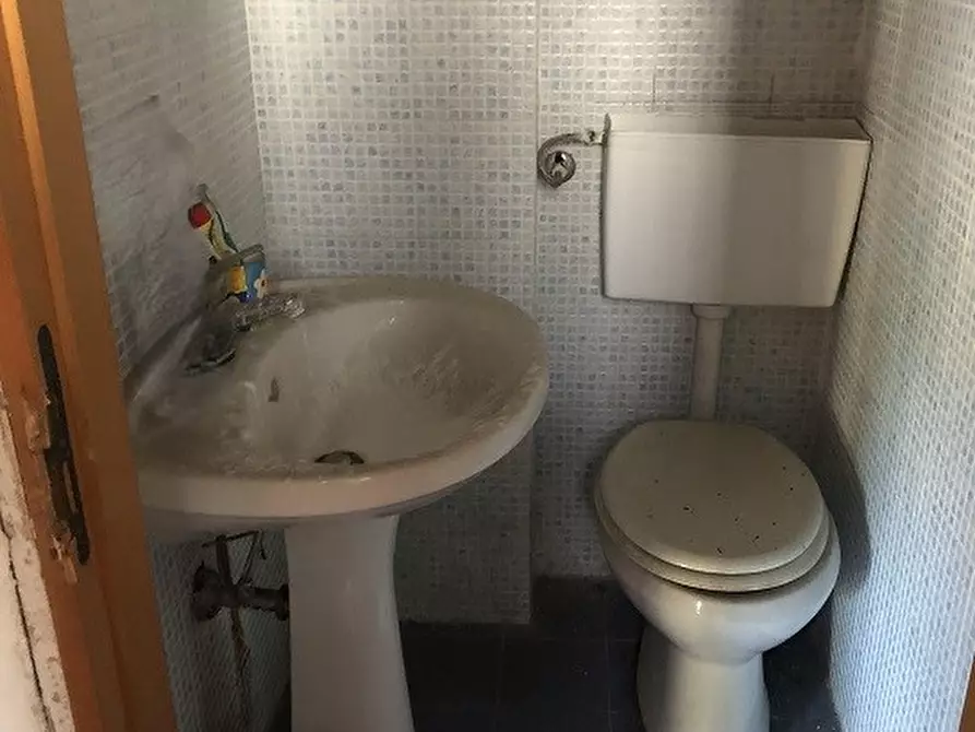 Immagine 10 di Negozio in vendita  in Via Andrea Palma, 40 a Siracusa
