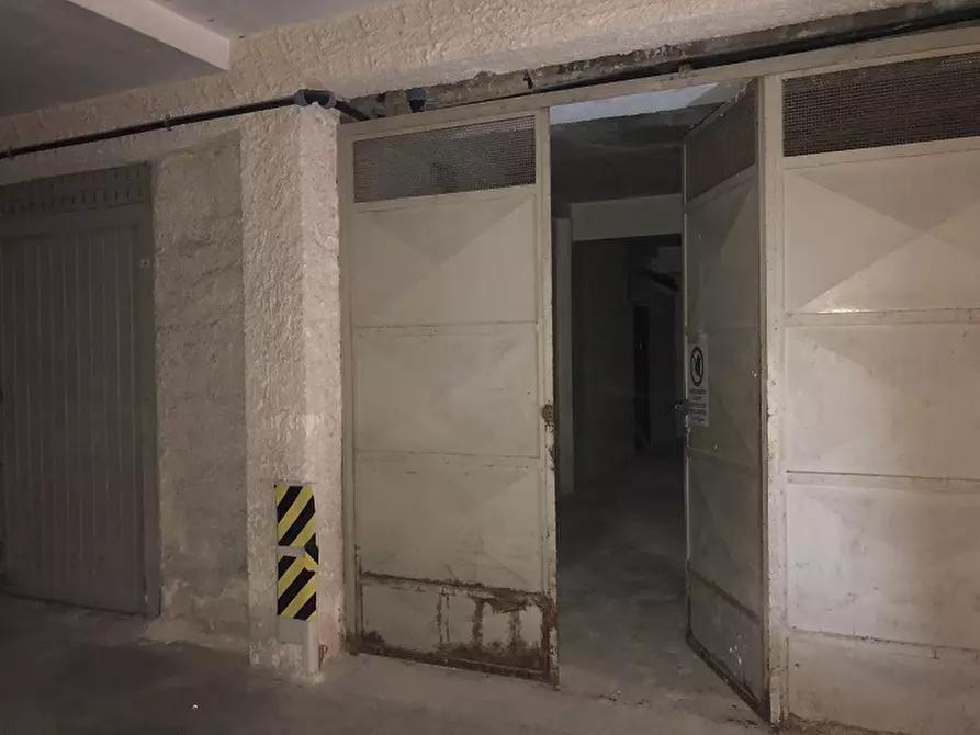 Immagine 17 di Negozio in vendita  in Via Andrea Palma, 40 a Siracusa