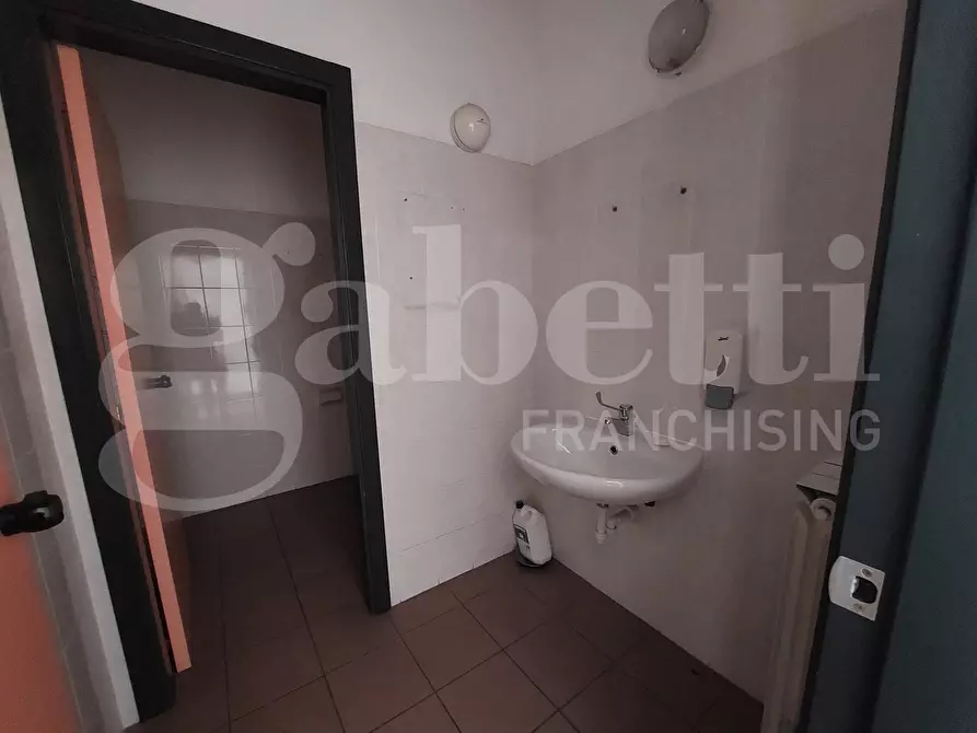 Immagine 25 di Ufficio in vendita  in Via Roma, 25 a Nereto