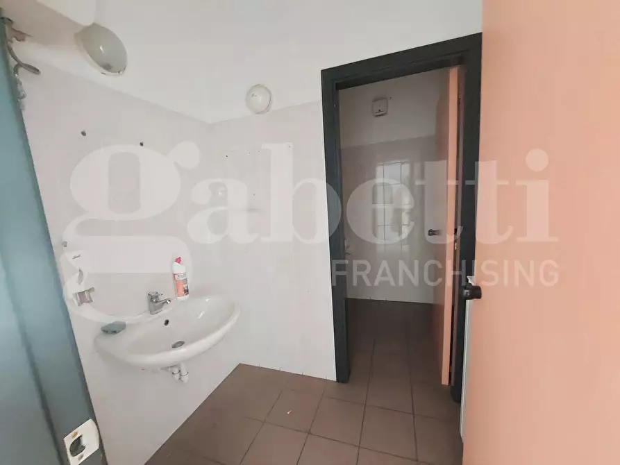 Immagine 24 di Ufficio in vendita  in Via Roma, 25 a Nereto