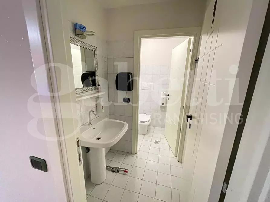 Immagine 9 di Negozio in vendita  in Via Acquaviva, 7 a Giulianova