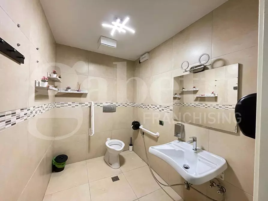 Immagine 10 di Negozio in vendita  in Via Acquaviva, 7 a Giulianova