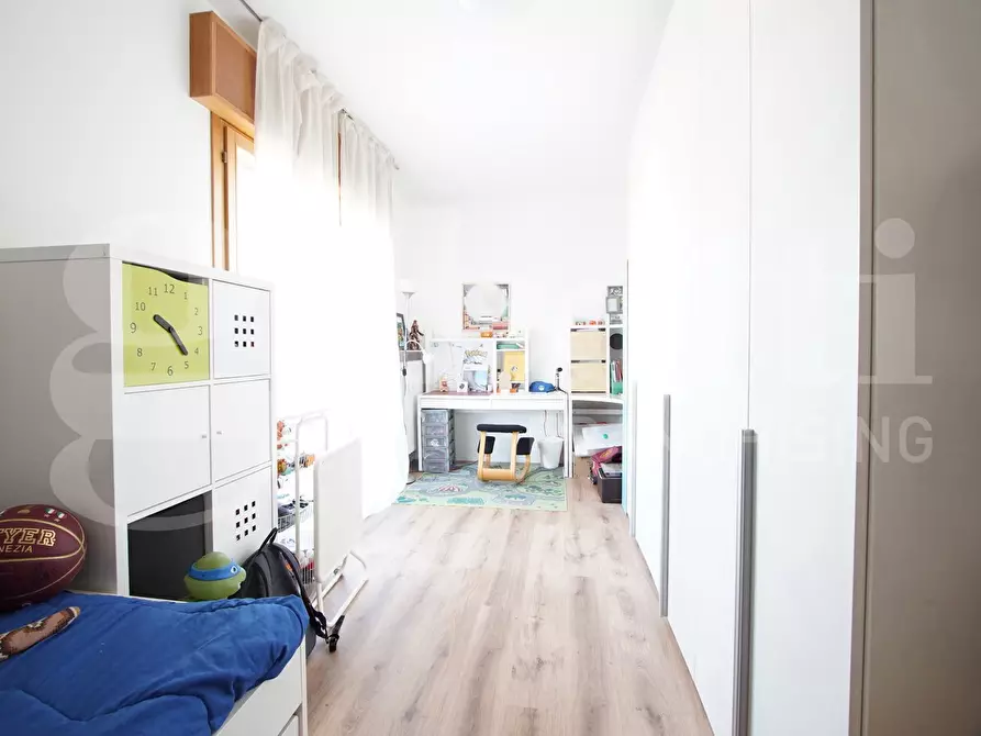 Immagine 17 di Appartamento in vendita  in Viale Garibaldi, . a Venezia