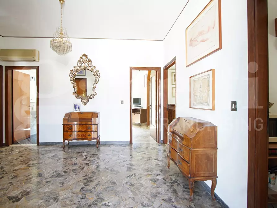 Immagine 9 di Villa in vendita  in Via Rielta, . a Venezia