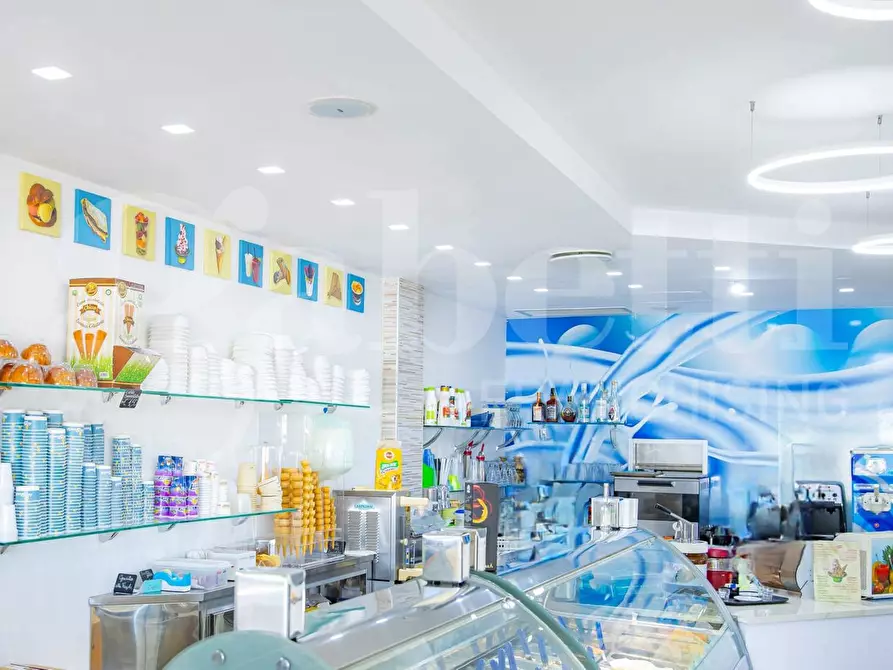 Immagine 2 di Attività commerciale in vendita  in Viale G. Marconi, 82 a Alba Adriatica