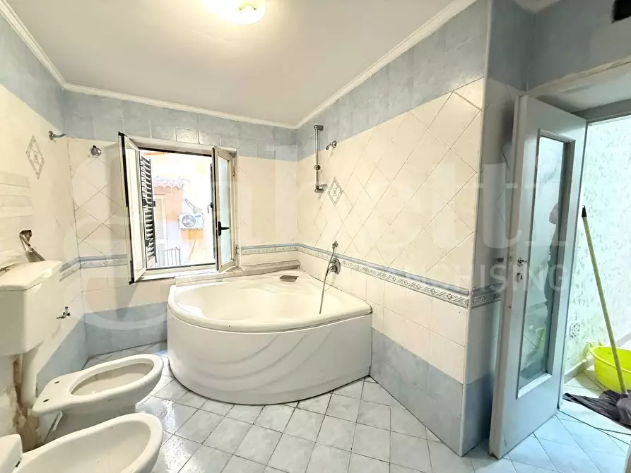 Immagine 21 di Casa indipendente in vendita  in Via miracoli a Napoli