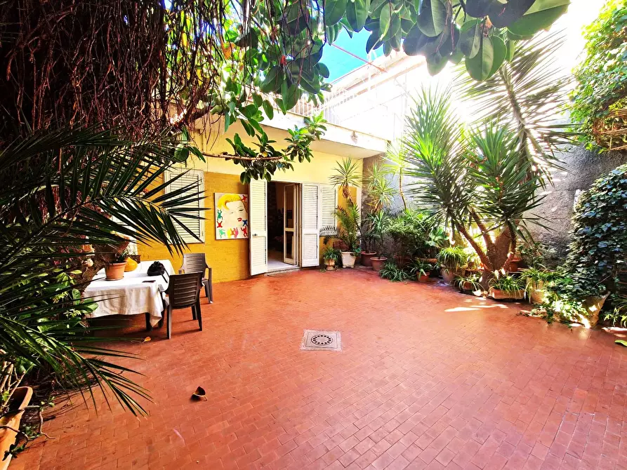 Immagine 1 di Palazzo in vendita  in Via Filippo Maria Briganti a Napoli