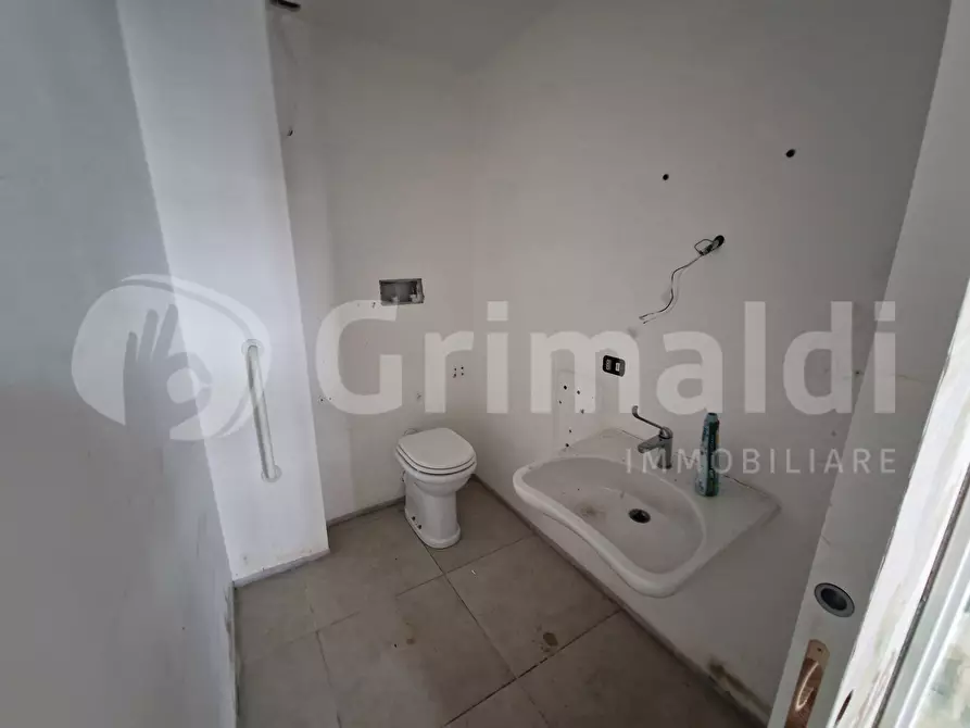 Immagine 16 di Negozio in affitto  in Via Garibaldi, 108 a Messina