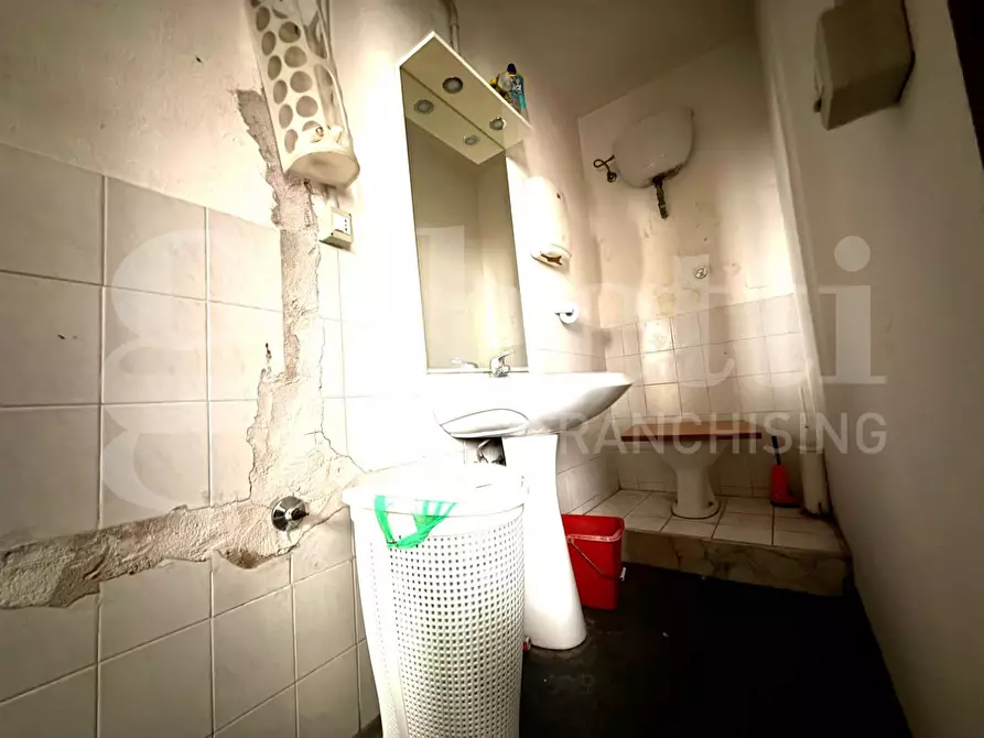 Immagine 10 di Ufficio in vendita  in Piazza Garibaldi a Napoli