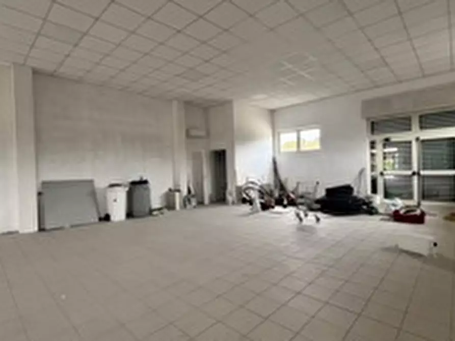 Immagine 4 di Negozio in affitto  in Strada statale 155, 456 a Alatri