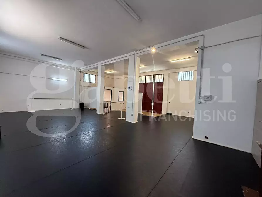 Immagine 7 di Magazzino in vendita  in Via dei Giacinti, 28 a Catania