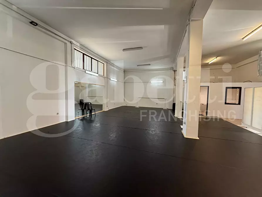 Immagine 11 di Magazzino in vendita  in Via dei Giacinti, 28 a Catania