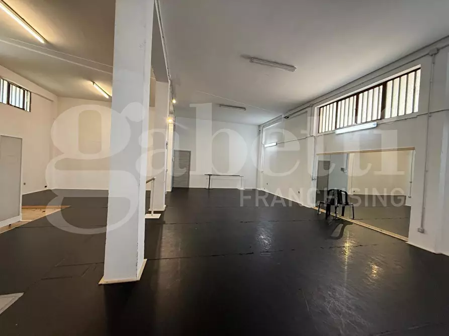 Immagine 9 di Magazzino in vendita  in Via dei Giacinti, 28 a Catania