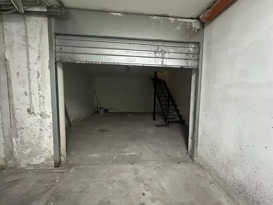 Immagine 2 di Box auto in vendita  in Via Del Pennino, 23 a Acerra