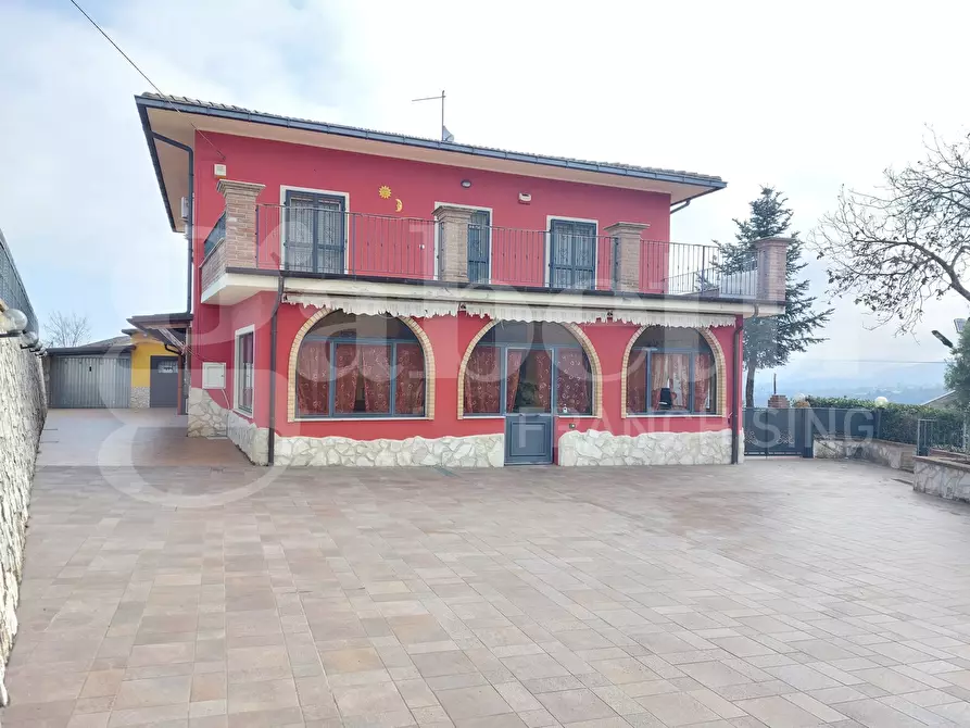 Immagine 1 di Villa in vendita  in Contrada Camerale, 2 a Tossicia