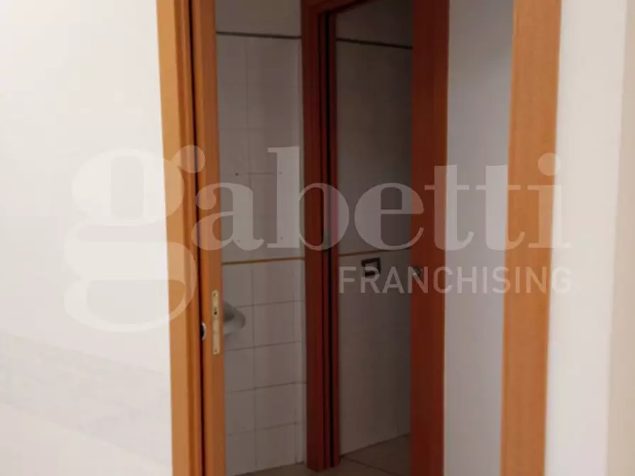 Immagine 4 di Negozio in affitto  in Via Fragola, 2 a Benevento