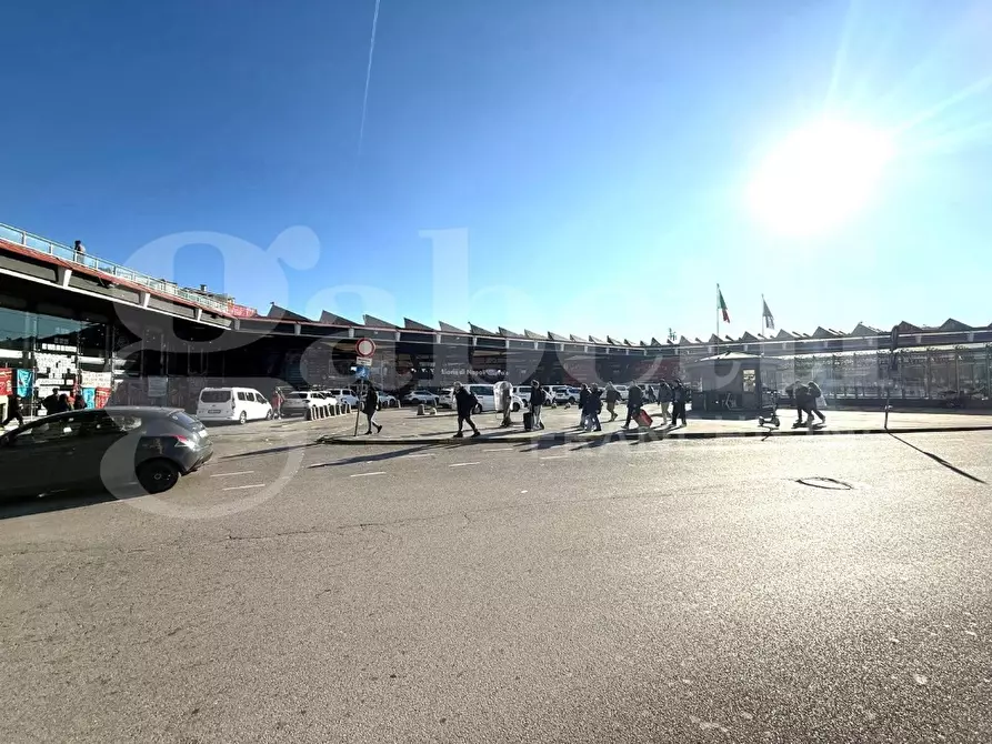 Immagine 15 di Ufficio in vendita  in Piazza garbaldi a Napoli