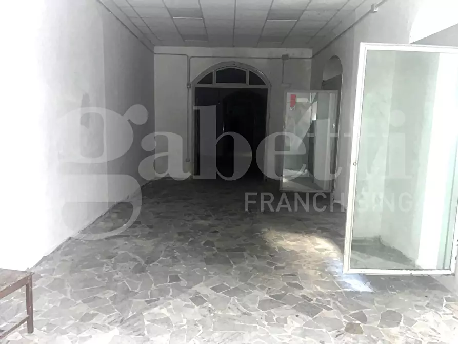 Immagine 8 di Magazzino in vendita  in Via bari, 30 a Napoli