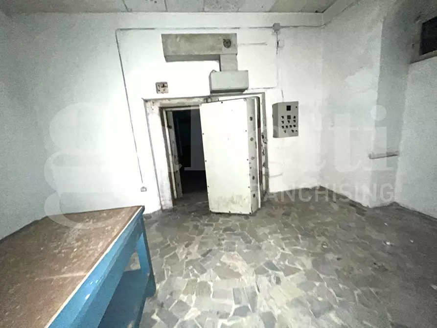 Immagine 13 di Magazzino in vendita  in Via bari, 30 a Napoli