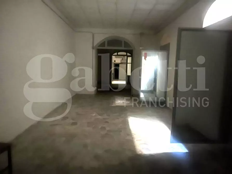 Immagine 10 di Magazzino in vendita  in Via bari, 30 a Napoli