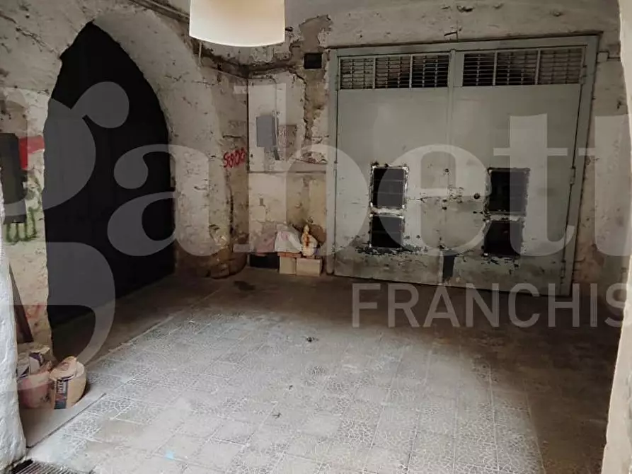 Immagine 3 di Magazzino in vendita  in Via bari, 30 a Napoli