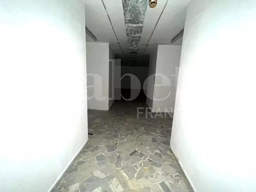 Immagine 9 di Magazzino in vendita  in Via bari, 30 a Napoli