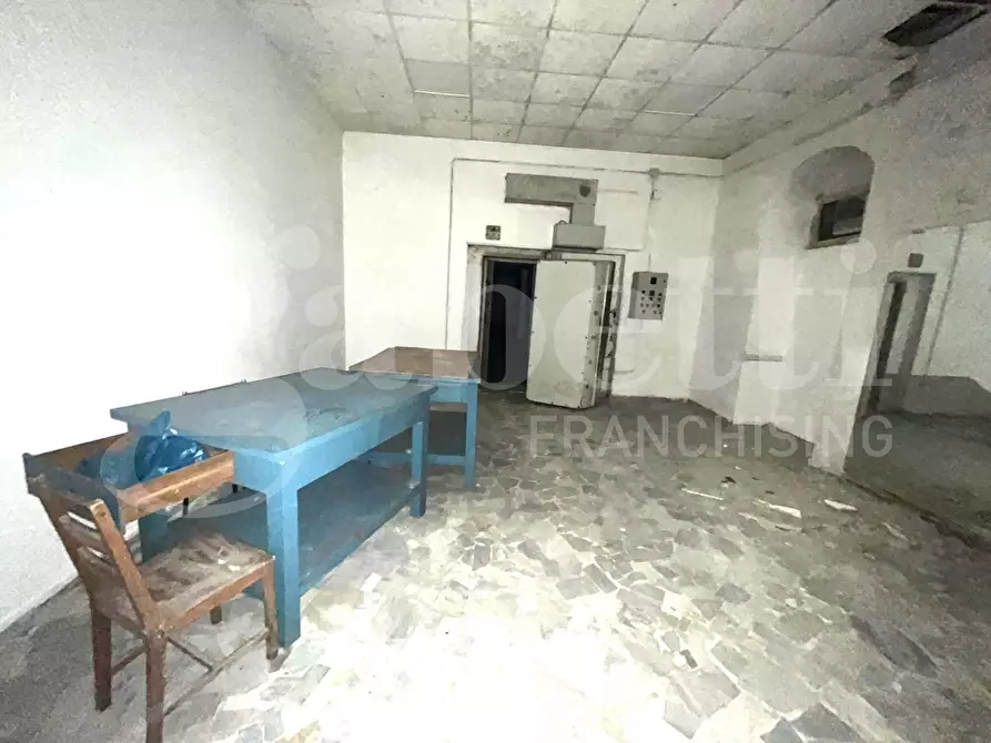 Immagine 11 di Magazzino in vendita  in Via bari, 30 a Napoli