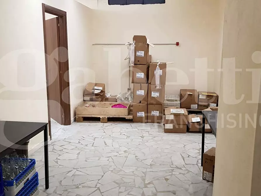 Immagine 9 di Negozio in vendita  in Via Rimini, 52 a Napoli