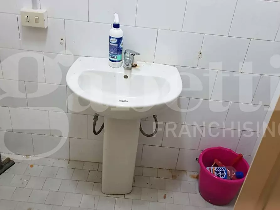 Immagine 10 di Negozio in vendita  in Via Rimini, 52 a Napoli