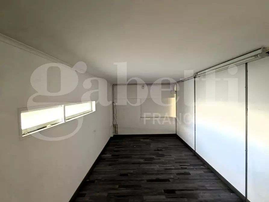 Immagine 8 di Negozio in vendita  in Via Oberdan, 99 a Lecce