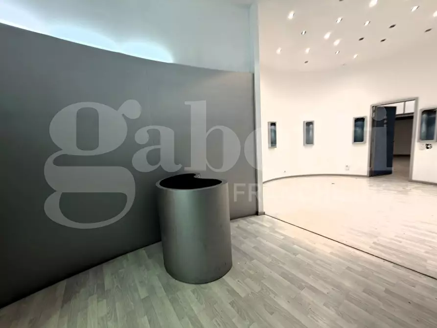 Immagine 16 di Negozio in vendita  in Via Oberdan, 99 a Lecce