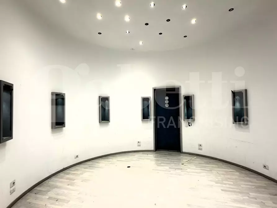 Immagine 2 di Negozio in vendita  in Via Oberdan, 99 a Lecce