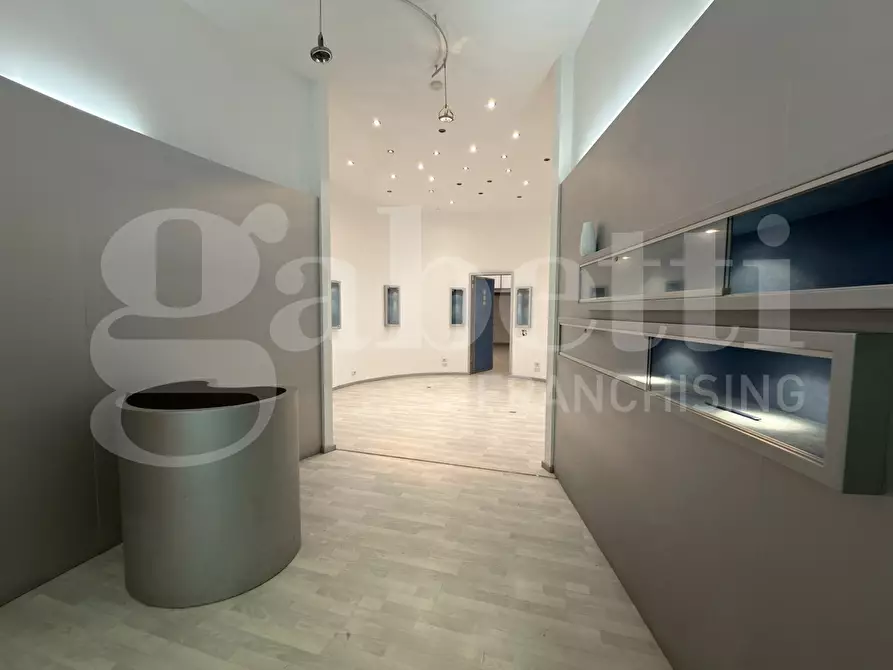 Immagine 15 di Negozio in vendita  in Via Oberdan, 99 a Lecce