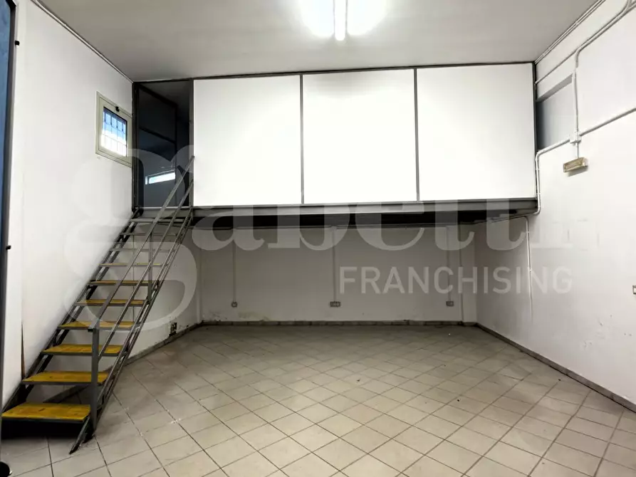 Immagine 9 di Negozio in affitto  in Via Oberdan, 99 a Lecce