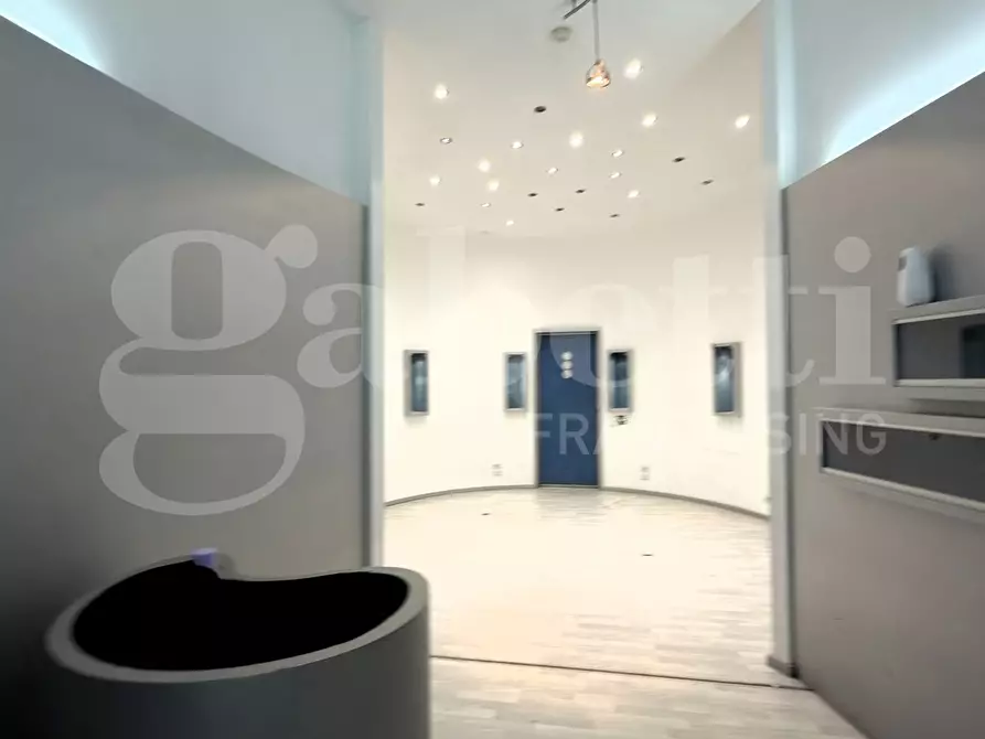 Immagine 5 di Negozio in affitto  in Via Oberdan, 99 a Lecce