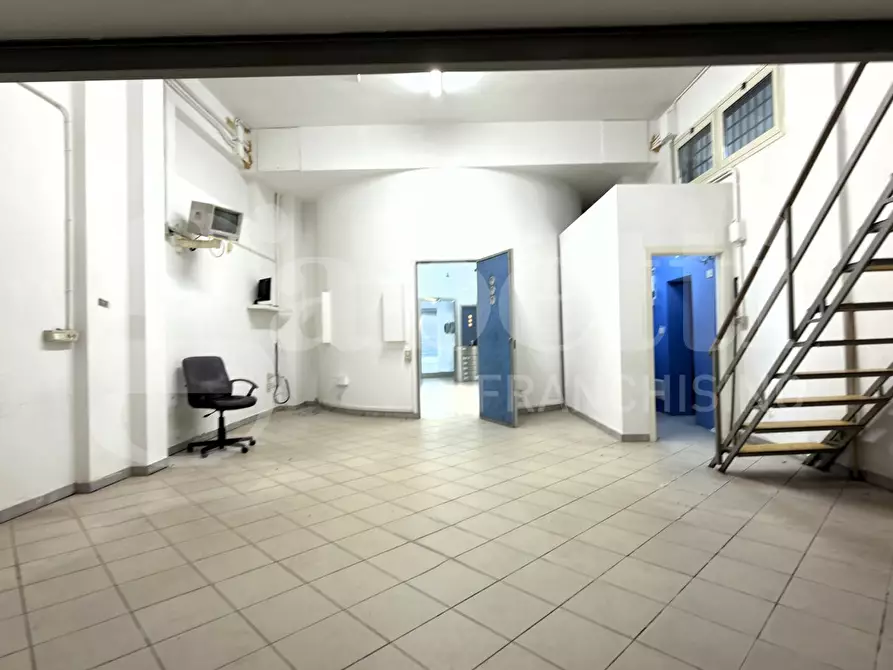 Immagine 11 di Negozio in affitto  in Via Oberdan, 99 a Lecce