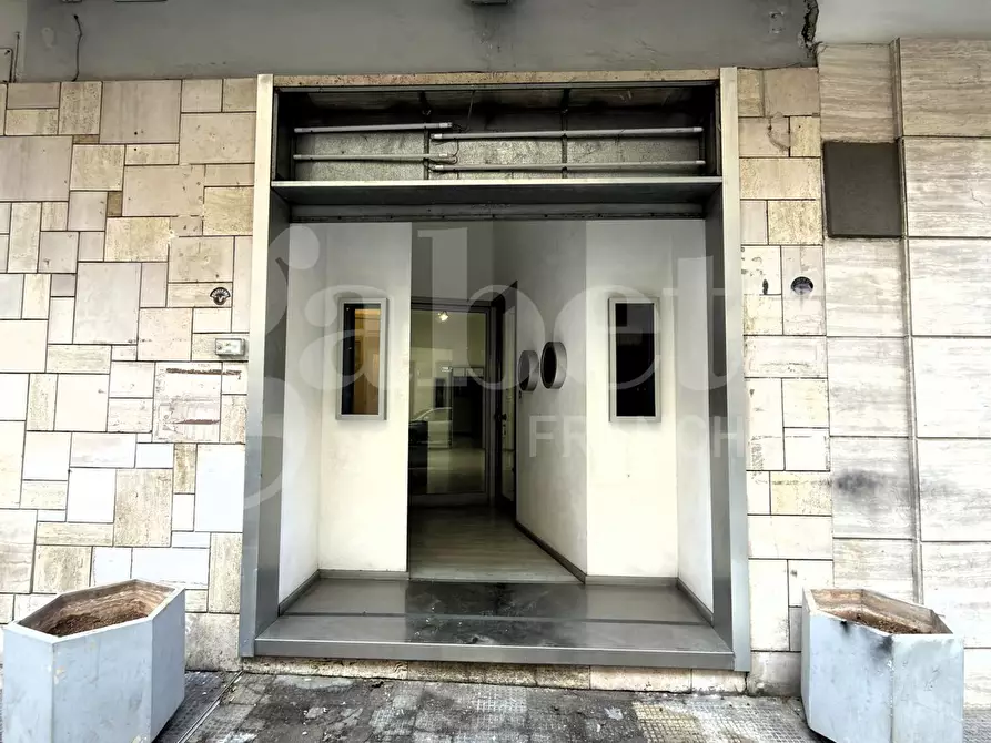 Immagine 14 di Negozio in affitto  in Via Oberdan, 99 a Lecce