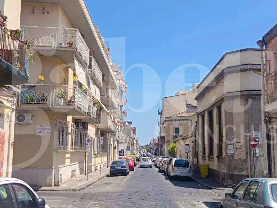 Immagine 3 di Negozio in vendita  in Via Re Martino, 97-99 a Catania