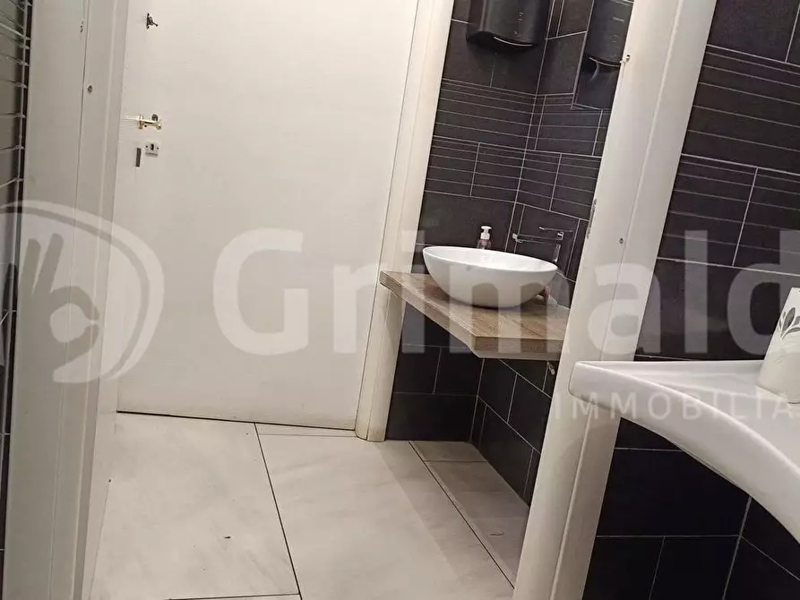 Immagine 8 di Negozio in vendita  in Via Giuseppe Donati a Roma