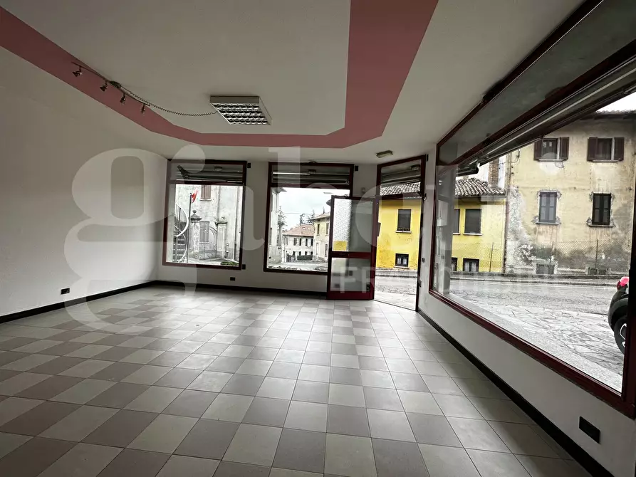 Immagine 18 di Negozio in affitto  in Via Marconi, snc a Erba