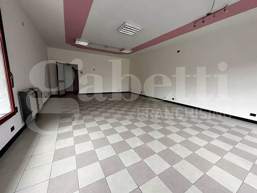 Immagine 4 di Negozio in affitto  in Via Marconi, snc a Erba