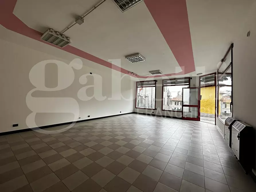 Immagine 17 di Negozio in affitto  in Via Marconi, snc a Erba
