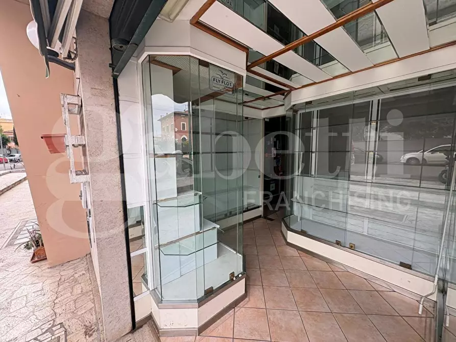 Immagine 3 di Negozio in affitto  in Via Dei Gonzaga, 38 a Roma