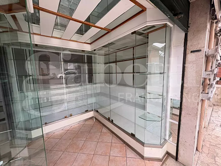 Immagine 5 di Negozio in affitto  in Via Dei Gonzaga, 38 a Roma
