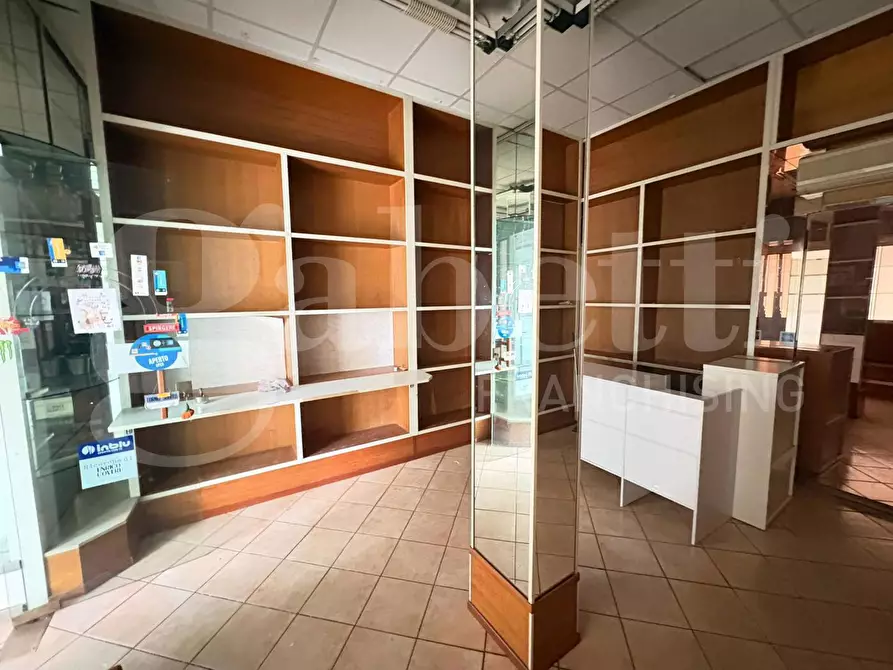 Immagine 9 di Negozio in affitto  in Via Dei Gonzaga, 38 a Roma