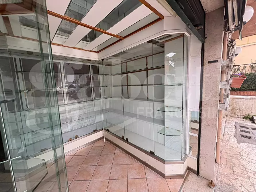 Immagine 4 di Negozio in affitto  in Via Dei Gonzaga, 38 a Roma