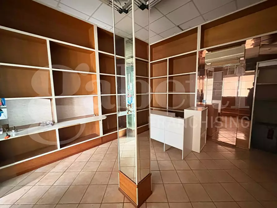 Immagine 8 di Negozio in affitto  in Via Dei Gonzaga, 38 a Roma