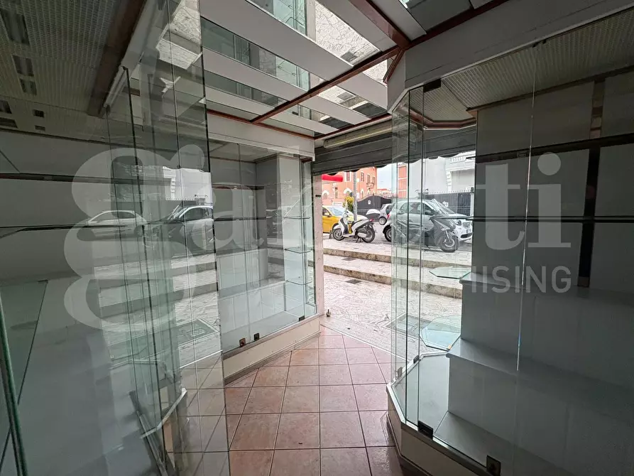 Immagine 6 di Negozio in affitto  in Via Dei Gonzaga, 38 a Roma